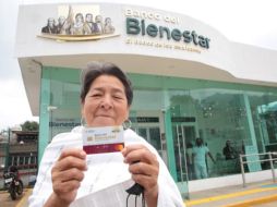 Los beneficiarios de la Pensión del Bienestar reciben cada dos meses un pago de 4 mil 800 pesos. La entrega se hace por orden alfabético. ESPECIAL / Programas para el Bienestar
