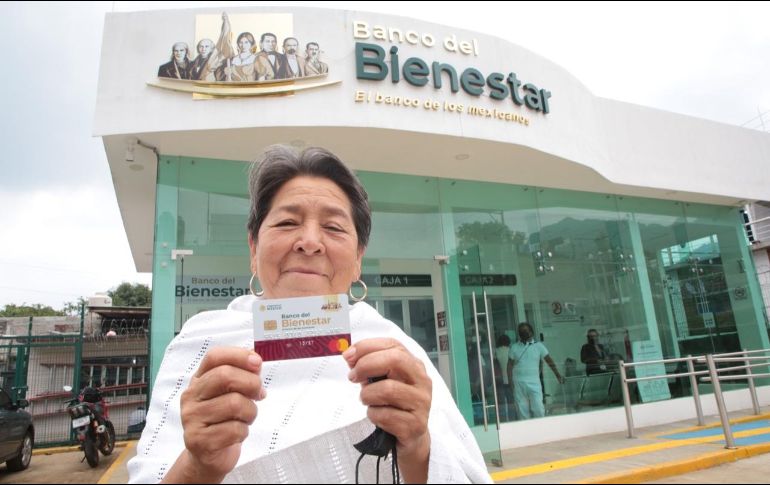 Los beneficiarios de la Pensión del Bienestar reciben cada dos meses un pago de 4 mil 800 pesos. La entrega se hace por orden alfabético. ESPECIAL / Programas para el Bienestar