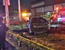 Bomberos de Tlaquepaque arribaron al punto y localizaron el vehículo incendiándose debido al derrame de gasolina, por lo que procedieron a sofocar el siniestro. ESPECIAL 