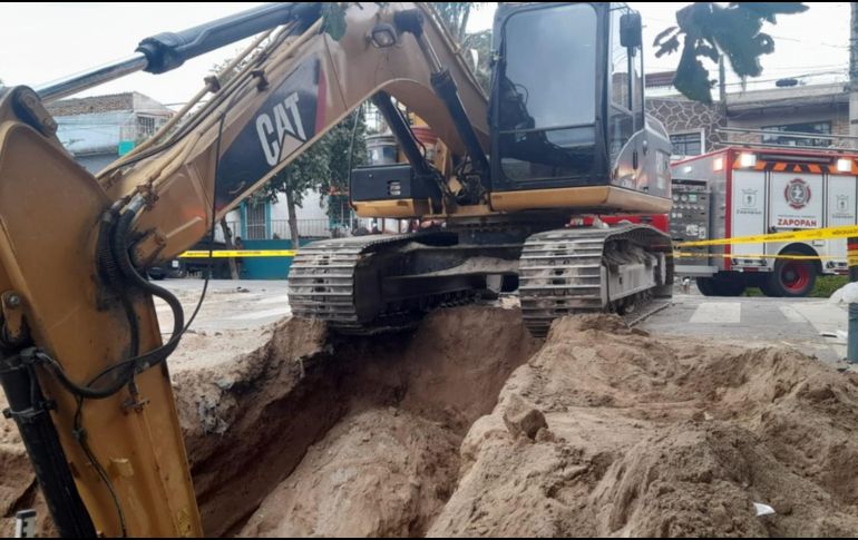 Bomberos zapopanos dieron parte al Servicio Médico Forense para llevar el cadáver del hombre sepultado a sus instalaciones y entregarlo a sus familiares. ESPECIAL