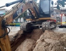 Bomberos zapopanos dieron parte al Servicio Médico Forense para llevar el cadáver del hombre sepultado a sus instalaciones y entregarlo a sus familiares. ESPECIAL