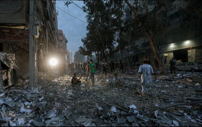 De acuerdo con fuentes palestinas en la franja, al menos cinco edificios han quedado derruidos en Gaza por bombardeos israelíes y los hospitales están en estado de emergencia ante la situación. EFE / M. Saber