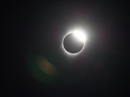 Miles esperan el eclipse solar del 2023. Foto de Robert Rasmussen en Unsplash