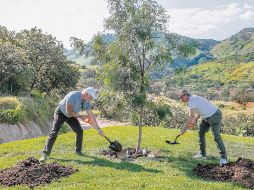Fabio Covarrubias y Luis Larios sembraron el primer árbol de este desarrollo inmobiliario. EL INFORMADOR/ J. Soltero
