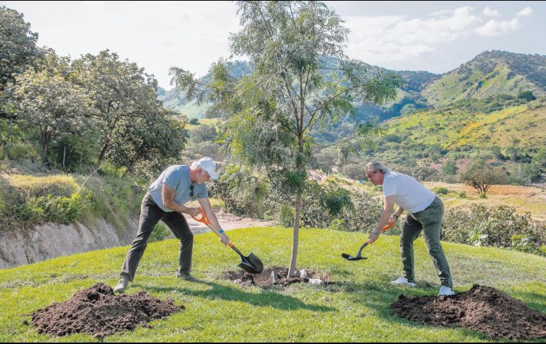 Fabio Covarrubias y Luis Larios sembraron el primer árbol de este desarrollo inmobiliario. EL INFORMADOR/ J. Soltero