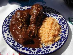 Uno de los platillos favoritos de las personas es el mole, el cual no es difícil de preparar pues existen algunos moles ya preparados. EFE / ARCHIVO