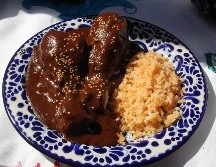 Uno de los platillos favoritos de las personas es el mole, el cual no es difícil de preparar pues existen algunos moles ya preparados. EFE / ARCHIVO