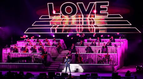 Picardía y una aire de seducción fueron los acompañantes de Michael Bublé, quien logró un recinto con sold out. EL INFORMADOR/ H. Figueroa