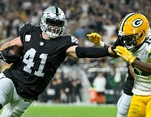 Robert Spillane de los Raiders intenta superar a Jayden Reed de Green Bay luego de recuperar un balón suelto. AP/D. Becker