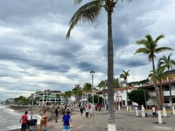 Para la población costera, se invita a estar al pendiente de los continuos mensajes, a no cruzar ríos o arroyos, y maximizar su cuidado durante el paso del huracán. EL INFORMADOR / J. Graciano