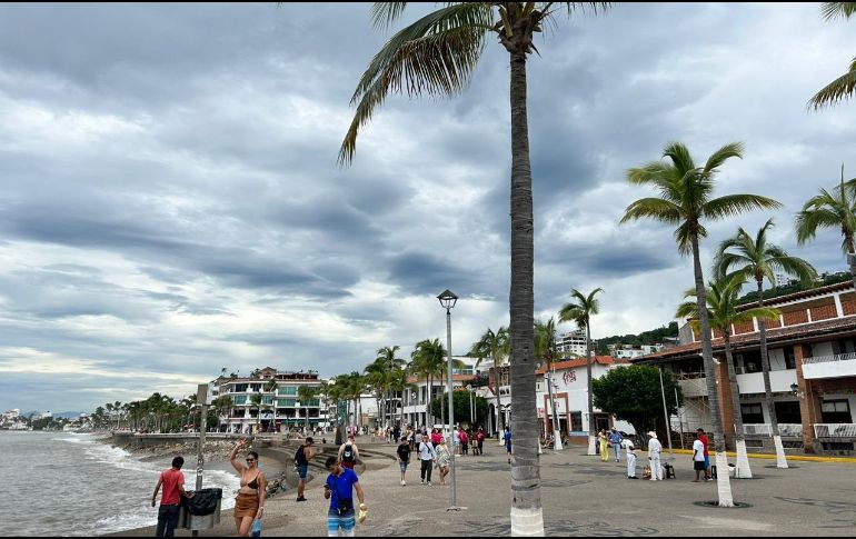 Para la población costera, se invita a estar al pendiente de los continuos mensajes, a no cruzar ríos o arroyos, y maximizar su cuidado durante el paso del huracán. EL INFORMADOR / J. Graciano