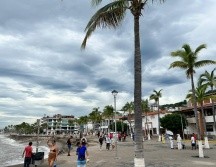 Para la población costera, se invita a estar al pendiente de los continuos mensajes, a no cruzar ríos o arroyos, y maximizar su cuidado durante el paso del huracán. EL INFORMADOR / J. Graciano