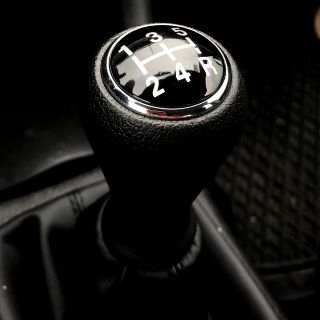 ¿Qué es mejor un auto con transmisión automática o manual?