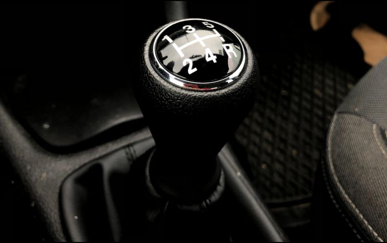 Muchas veces se encuentra en el dilema sobre si es mejor comprar un auto con transmisión automática o manual. Pexels