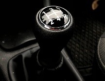 Muchas veces se encuentra en el dilema sobre si es mejor comprar un auto con transmisión automática o manual. Pexels