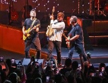 El cantante reunió a siete mil asistentes en el recinto tapatío. EL INFORMADOR/ H. Figueroa