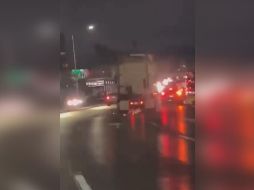 La grabación da cuenta del instante en que el pesado vehículo, que circulaba sin caja, embiste a varios vehículos antes de terminar chocando contra un camellón. ESPECIAL