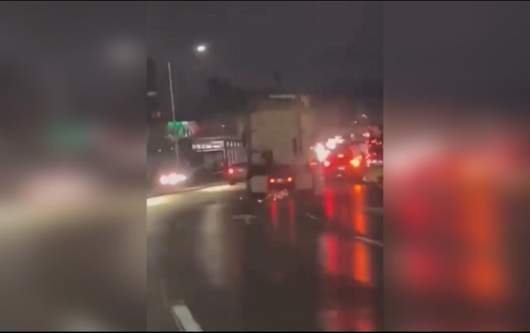 La grabación da cuenta del instante en que el pesado vehículo, que circulaba sin caja, embiste a varios vehículos antes de terminar chocando contra un camellón. ESPECIAL