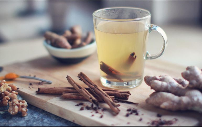 Visitar el médico siempre es la mejor opción. Pero si tienes síntomas como tos, irritación nasal o dolor de cabeza, quizá estos remedios te puedan servir antes de que acudas a una revisión. ESPECIAL / Foto de Julia Topp en Unsplash