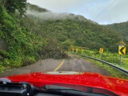 La carretera que va de Autlán de Navarro a Villa Purificación se encuentra cerrada por deslaves, igual que la Carretera Federal 80, mientras que la Carretera Federal 200, sobre Puerto Vallarta, también tenía algunas obstrucciones. ESPECIAL / PC Jalisco