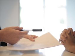 Con la finalidad de establecer la no discriminación de personas con antecedentes penales en los empleos, las y los senadores aprobaron por unanimidad. Unsplash.