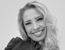 Adriana diseña, confecciona, le da forma a su propio mundo y hace tangibles en tela todas las imágenes de su  imaginación con la habilidad de sus pies./Especial Disney