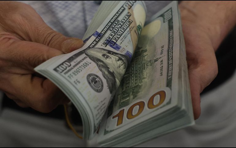 El dólar inició la jornada de hoy jueves cerca de los 18 pesos al mayoreo. AFP / ARCHIVO