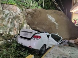 Una de estas rocas cayó sobre un vehículo de color blanco. ESPECIAL