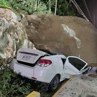 Derrumbe bloquea carretera en el sur de Puerto Vallarta