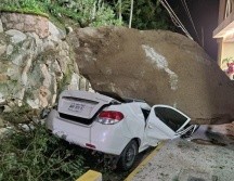 Una de estas rocas cayó sobre un vehículo de color blanco. ESPECIAL