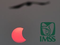 El eclipse solar anular es la interposición de la luna sobre el sol y se forma un 