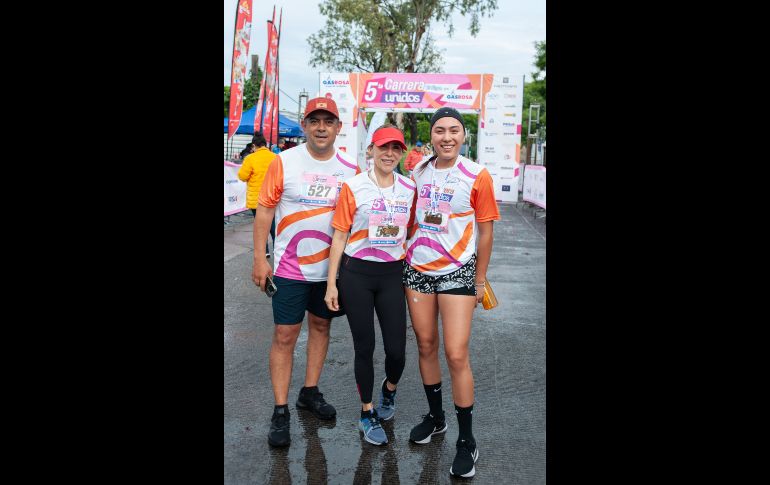 Israel Corona, Adriana García y Julieta Escalera. GENTE BIEN JALISCO/ Servando Gómez