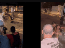 Los pasajeros del camión cruzan la corriente con ayuda de una cuerda y de varios voluntarios.ESPECIAL