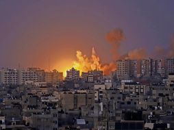 El humo y el fuego emanan después de un ataque aéreo israelí, en la Franja de Gaza. Las agresiones continuaron en diferentes puntos de esta zona. Xinhua