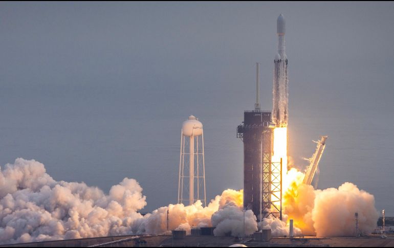 SpaceX lanzó la nave espacial a media mañana desde el Centro Espacial Kennedy de la NASA. EFE / C. HERRERA