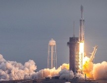 SpaceX lanzó la nave espacial a media mañana desde el Centro Espacial Kennedy de la NASA. EFE / C. HERRERA
