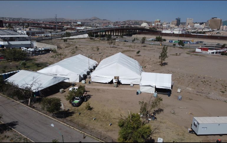 El refugio ha causado polémica porque está a solo 200 metros de la estación del INM que se incendió hace siete meses, donde fallecieron 40 migrantes y otros 27 resultaron heridos, un hecho que continúa impune. EFE / L. Torres