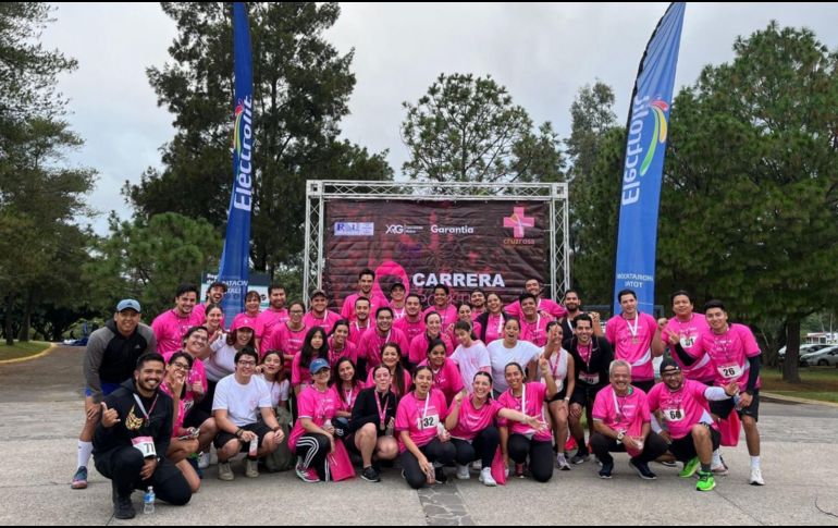 En la carrera participaron alrededor de 130 atletas en una carrera colectiva de 5 kilómetros. ESPECIAL