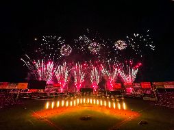 Luego de entonar el himno nacional y los tradicionales Honores a la Bandera, la empresa Aviacopter fue la encargada de este espectáculo que iluminó y llenó el inmueble con luces neón, pirotecnia y música. EL INFORMADOR / A. Navarro