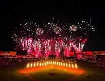 Luego de entonar el himno nacional y los tradicionales Honores a la Bandera, la empresa Aviacopter fue la encargada de este espectáculo que iluminó y llenó el inmueble con luces neón, pirotecnia y música. EL INFORMADOR / A. Navarro