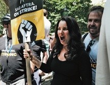 La presidente de SAG-AFTRA, Fran Drescher, se une a los huelguistas en el Ayuntamiento de Nueva York en una marcha del martes pasado. AFP