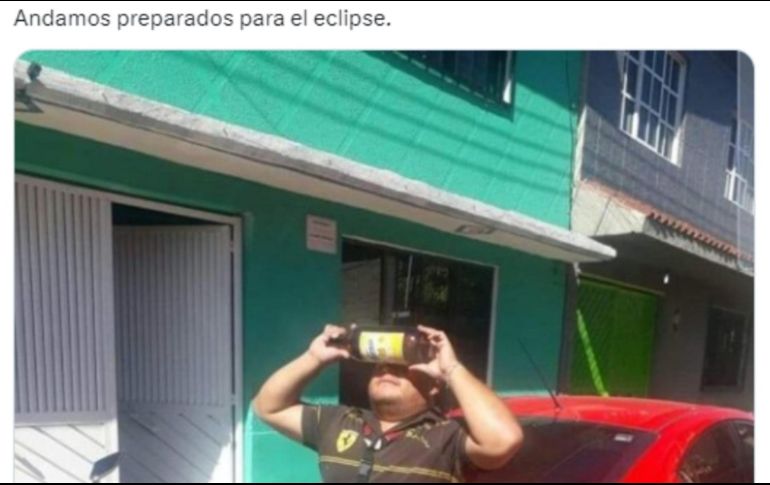 Pese a las recomendaciones de expertos, no faltó quien mirara directamente al Sol. TWITTER