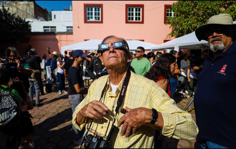 Desde temprano, tapatíos hicieron fila para ingresar al Instituto de Astronomía y Meteorología de la Universidad de Guadalajara para observar el eclipse anular que se vio parcialmente en la ciudad. EL INFORMADOR / A. Navarro