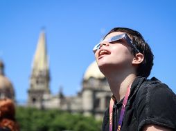 En octubre, un eclipse solar parcial fue todo un suceso entre los y las tapatías. EL INFORMADOR / ARCHIVO