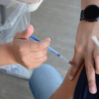 Inicia vacunación contra COVID-19 e influenza a partir del lunes