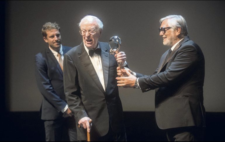 Michael Caine (izquierda) ha sido premiado múltiples veces por su trabajo como actor. AFP