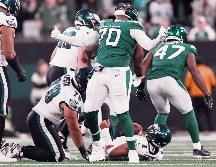 La defensiva de los Jets forzó cuatro entregas de balón de los Eagles, entre ellas tres intercepciones a Jalen Hurts. AFP