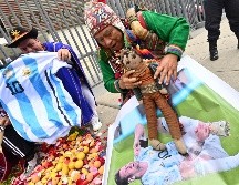 Vistiendo coloridos atuendos tradicionales de lana, diez chamanes peruanos rogaron a 
