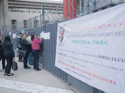 Trabajadores del Poder Judicial de la Federación colocaron lonas en Ciudad de México. EL UNIVERSAL