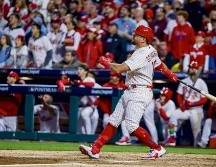Kyle Schwarber fue uno de los mejores jugadores a la ofensiva de los Phillies con sus dos jonrones. EFE